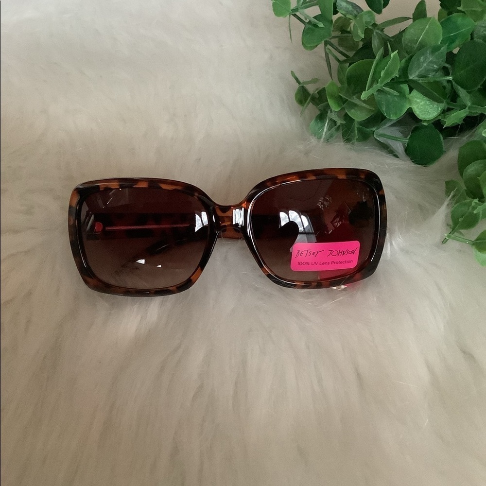 NWT Betsy Johnson 100% UV Lens Animal Print Sunglasses